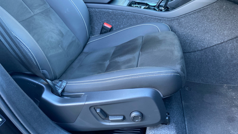 Volvo XC40 2.0 B4P Plus Black Edition 5dr Auto Petrol Estate